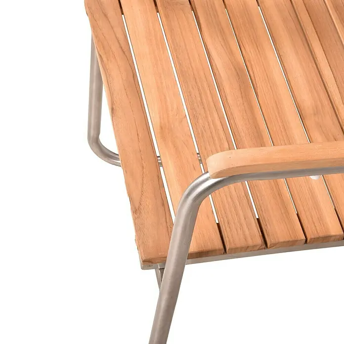 Garden Pleasure Gartensessel Freischwinger Denver - 2 Stk., Teakholz, Stapelbar, Natur, B x T x H: 55 x 60 x 86 cm - Nahaufnahme eines Teakholzstuhls mit Edelstahlgestell, der modernes Design und natürliche Materialien vereint.