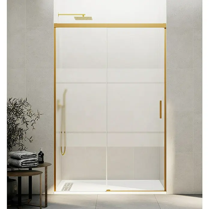 GME Mampara de ducha frontal Basic - 125 x 196 cm, Vidrio serigrafiado, Oro - Un baño moderno con una cabina de ducha con marco dorado y un cabezal de ducha a juego. Toallas y decoración sobre una mesa pequeña.