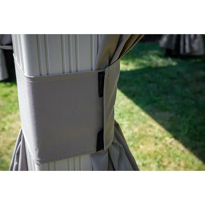 Sojag Standard-Pavillon Messina - B x T: 483 x 363 cm, Farbe Gestell: Champagner, Aluminium - Nahaufnahme eines beigefarbenen Pavillons mit einer Stoffhalterung an einer Säule, die eine elegante und praktische Lösung bietet.