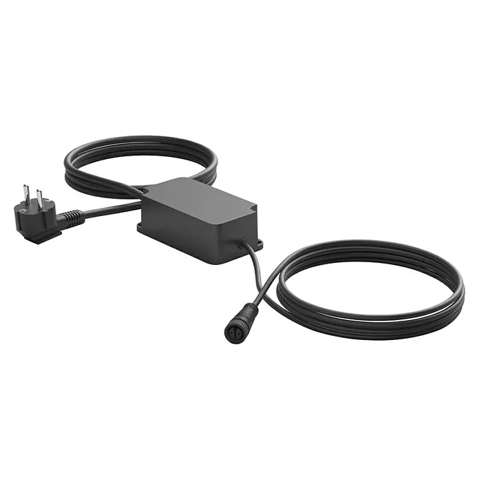 Philips Hue LED-Gartenspot-Set White & Color Ambiance Lily - RGBW, IP65, Höhe: 19,4 cm, 3 Stk. - Das Bild zeigt ein schwarzes LED-Netzteil mit zwei Kabeln. Ein Kabel hat einen Stecker und das andere ein rundes Verbindungsstück.