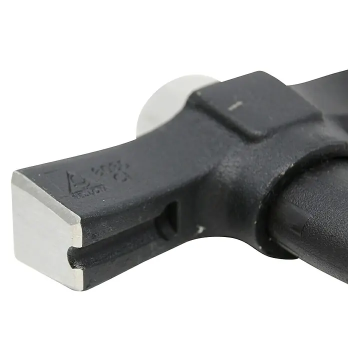 Bellota Martillo de albañil 8030-T BI - Largo: 500 mm, 600 g, Acero - Primer plano de un hacha de corte con cabeza de acero y mango negro, una herramienta robusta para la carpintería.
