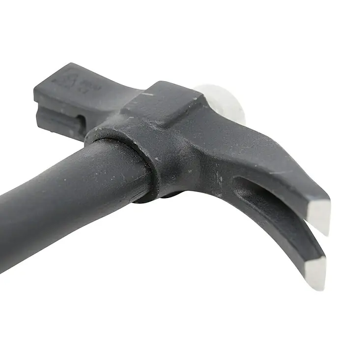 Bellota Martillo de albañil 8030-T BI - Largo: 500 mm, 600 g, Acero - Primer plano de un martillo de demolición negro y robusto. Ideal para trabajos de demolición y renovaciones, este martillo ofrece fuerza y precisión.