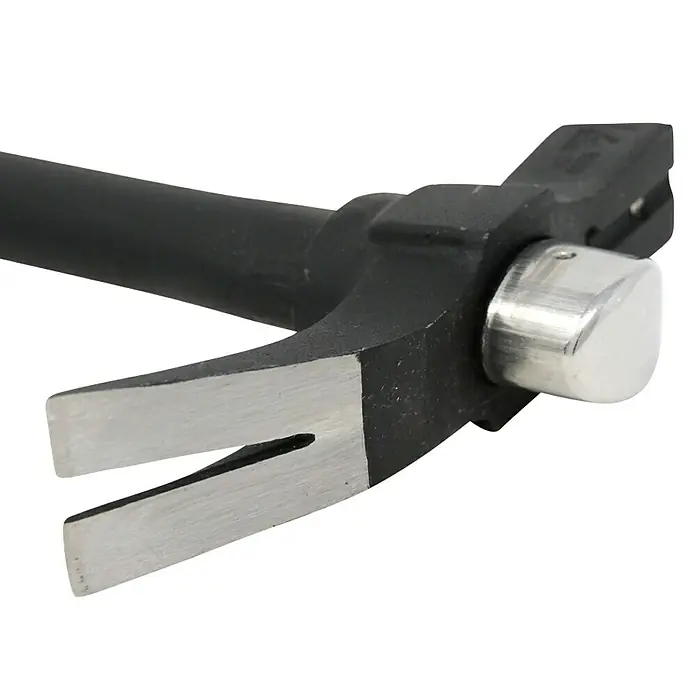 Bellota Martillo de albañil 8030-T BI - Largo: 500 mm, 600 g, Acero - Primer plano de una herramienta de martillo de carpintero con mango negro y cabeza plateada.