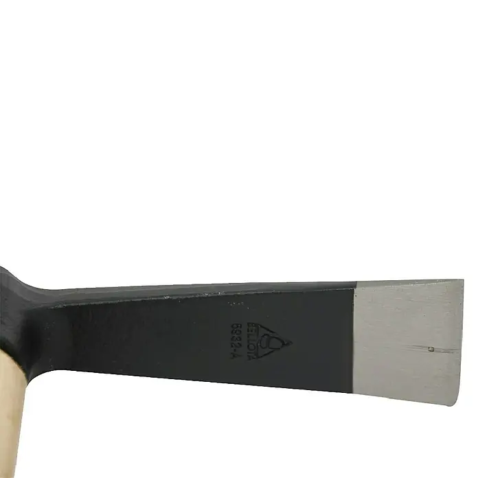 Bellota Martillo de albañil 26,5 cm - Largo: 40 mm, 500 g, Acero - Primer plano de un cincel Bellota 6932-A, mostrando su construcción y nitidez. Perfecto para carpintería y artesanía.