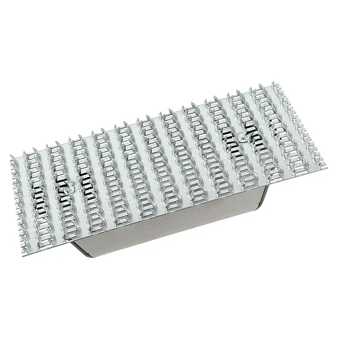 Bellota Rascador de mortero 5880BIM - L x An: 24,5 x 13,5 cm - Primer plano de una placa de clavos metálica utilizada para estructuras de madera, proporcionando conexiones robustas en la construcción.