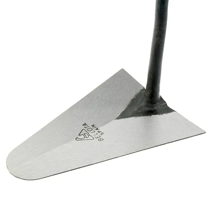 Bellota Paleta de albañil catalana - 11,5 x 15 cm - Primer plano de una llana metálica triangular con mango negro, con la inscripción "Bellota Spain".