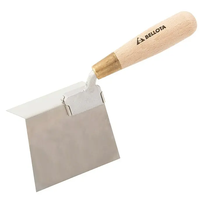 Bellota Espátula para ángulos exteriores - Angular - La imagen muestra una llana para juntas Bellota con mango de madera, ideal para trabajos de rejuntado precisos. La llana tiene una hoja metálica robusta y un mango ergonómico.