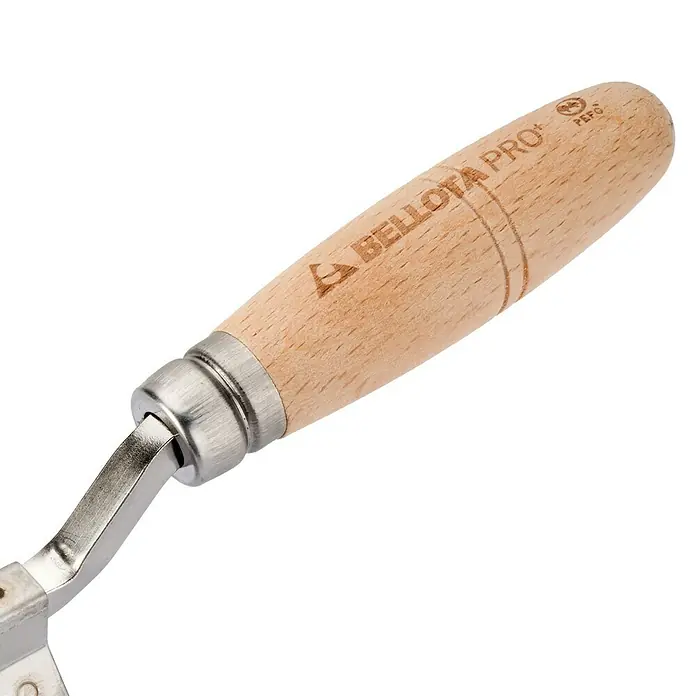 Bellota Espátula para ángulos exteriores - Angular - Primer plano de un rascador de juntas Bellota PRO con mango de madera y conexión metálica.