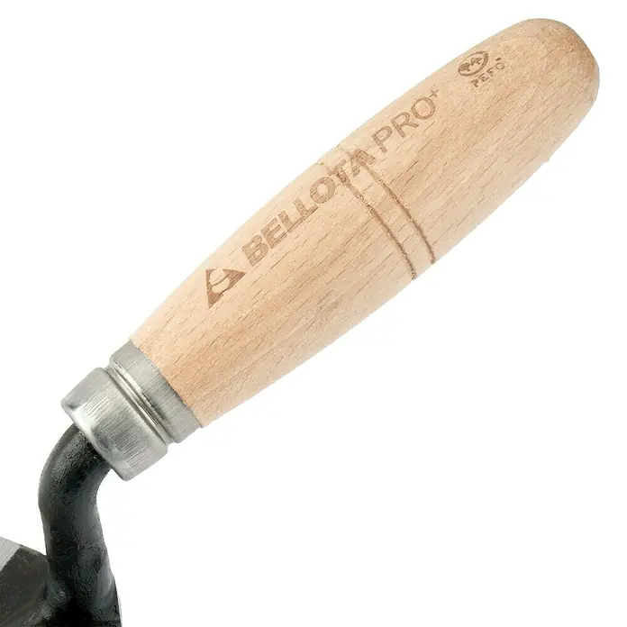 Bellota Paleta de albañil Madrid - 15 x 25 cm - Primer plano de un mango de madera para llana de albañil Bellota Pro+ con virola metálica. El mango es marrón claro y de forma ergonómica.