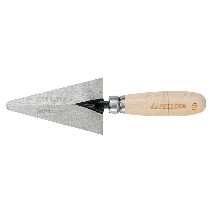 Bellota Paleta de albañil 5903 - 7,5 x 24 cm - Primer plano de una paleta de albañil Bellota con mango de madera. Ideal para aplicar mortero y yeso, ofreciendo precisión y comodidad a profesionales.