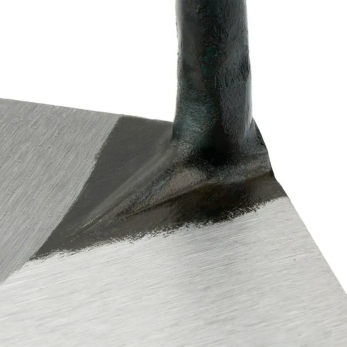 Bellota Paleta de albañil Madrid - 15 x 25 cm - Primer plano de una llana con una superficie metálica lisa y un mango oscuro y robusto, ideal para trabajos de albañilería precisos.