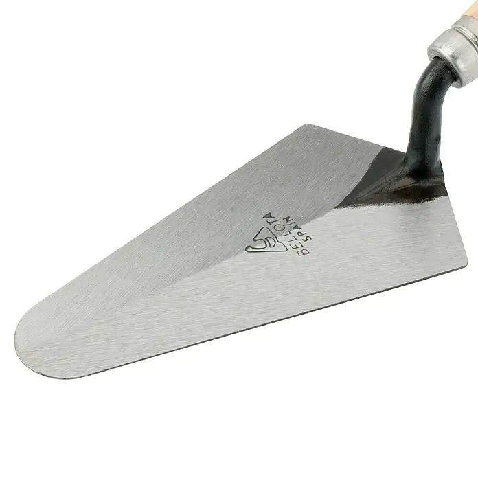 Bellota Paleta de albañil Madrid - 15 x 25 cm - Primer plano de una paleta Bellota Spain, que muestra un diseño robusto y una alta funcionalidad para trabajos de albañilería precisos.