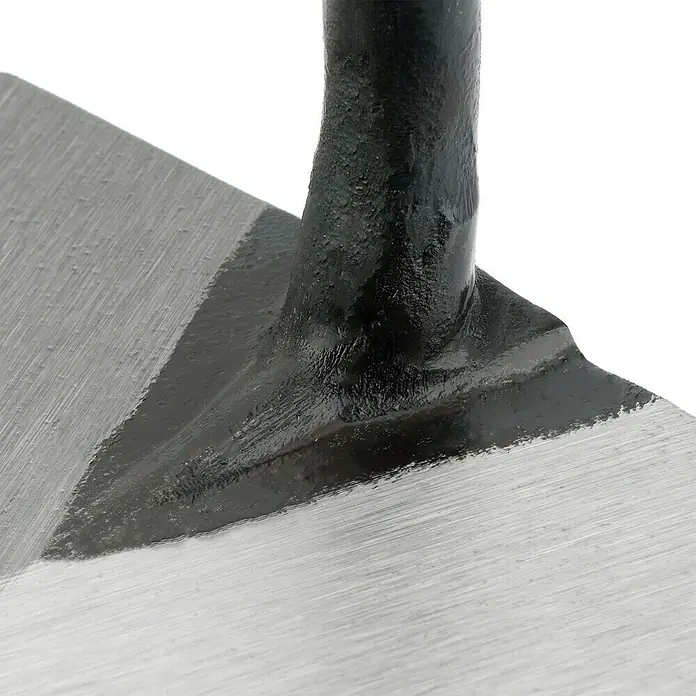 Bellota Paleta de albañil Norte - 115 x 180 mm - Primer plano de una llana de albañil, destacando el detalle de la conexión de la hoja de metal y el mango.\n