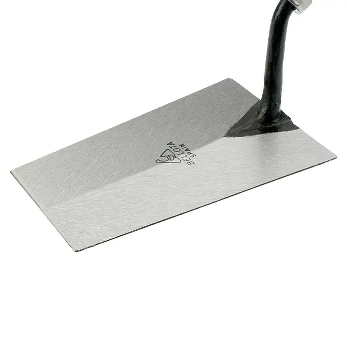 Bellota Paleta de albañil Norte - 115 x 180 mm - Primer plano de una llana Bellota Spain, una herramienta para aplicar y extender mortero o yeso con precisión y eficiencia.