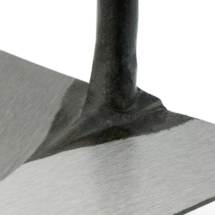 Bellota Paleta de albañil TRF41BM - 119 x 240 mm, Acero - Primer plano de una llana de albañil con mango negro y hoja plateada. Una herramienta para trabajos de construcción en detalle.