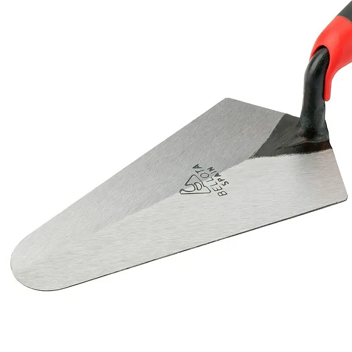 Bellota Paleta de albañil TRF42BM - 115 x 115 mm, Acero - Primer plano de una paleta de albañil Bellota Spain con mango rojo, diseñada para construcción y renovación.