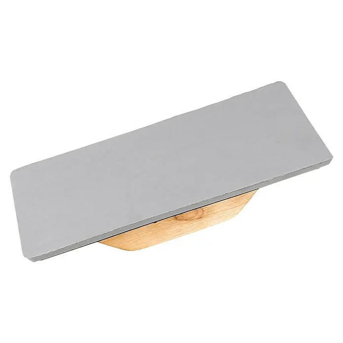 Bellota Llana de alisado blanda 5898-A - 11 x 25 cm - Primer plano de un molde de fundición de hormigón con base de madera, destacando la textura y la construcción del molde.
