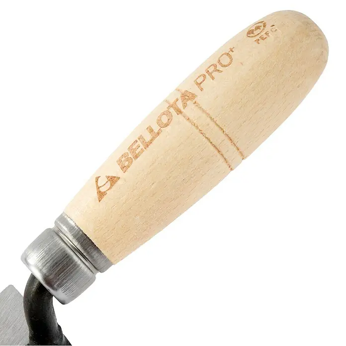 Bellota Paleta de albañil 5901-A - 7 x 24 cm - Primer plano de un mango de paleta de albañil de madera BELLOTA PRO+ con un accesorio metálico plateado.