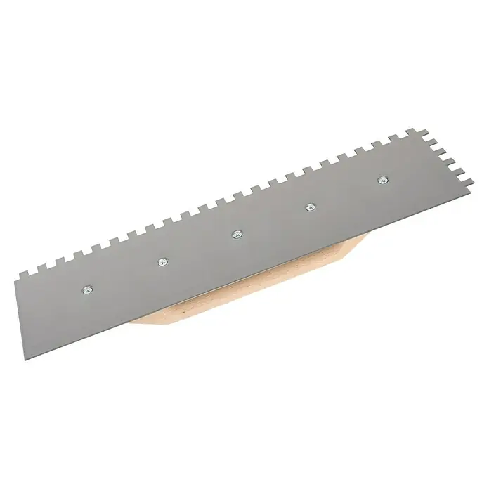 Bellota Llana de alisado dentada 5875-10 - 135 x 480 mm - Primer plano de una llana dentada gris con mango de madera clara, ideal para aplicar adhesivos y morteros con precisión.