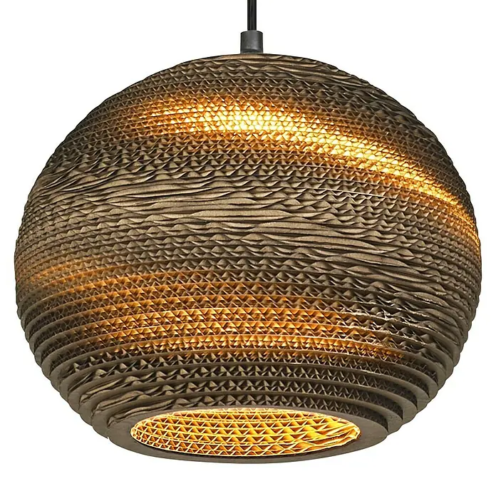 Ledvance Lámpara colgante redonda Cardboard - 40 W, Ø x Al: 26 x 127 cm, Marrón, E27 - Una lámpara esférica de cartón cuelga del techo, emitiendo una luz cálida. La lámpara es un verdadero punto de atracción.