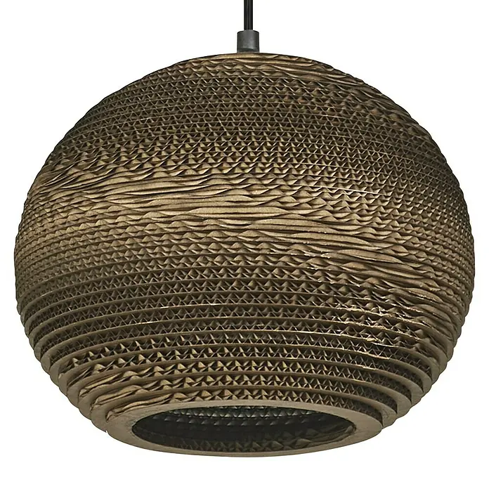 Ledvance Lámpara colgante redonda Cardboard - 40 W, Ø x Al: 26 x 127 cm, Marrón, E27 - Primer plano de una lámpara colgante redonda de cartón con una textura interesante sobre un fondo negro.