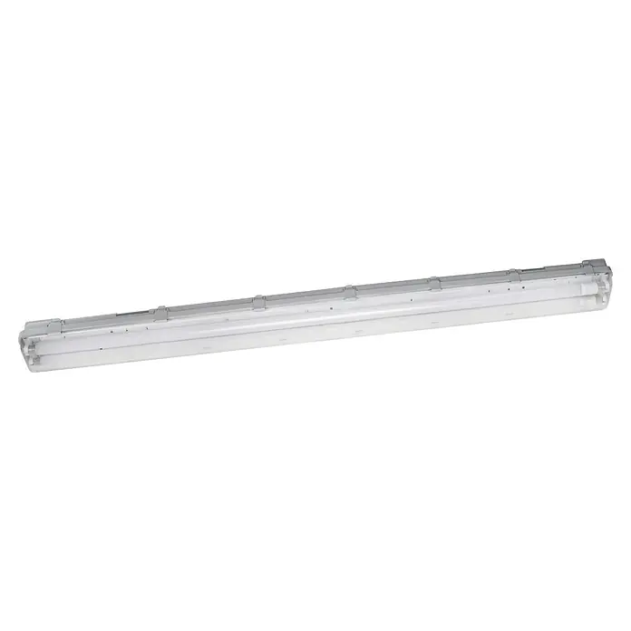 Ledvance Tira de luz LED antihumedad Essential - L x An x Al: 126,1 x 10,8 x 6,4 cm, Color de luz: Blanco frío, 30 W, IP65 - Una luminaria de campo largo con dos tubos fluorescentes y un soporte gris que se monta en el techo.