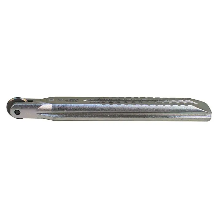 Rubi Rodel de corte de recambio - Diámetro: 10 mm - Primer plano de una extensión de reposapiés de color plateado con una superficie serrada, que ofrece robustez y funcionalidad para mayor seguridad.