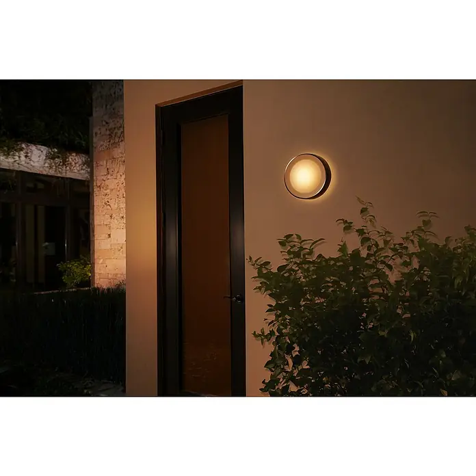 Philips Hue LED-Außenwandleuchte White & Color Ambiance Daylo - 15 W, 22 x 22 x 7,6 cm, Silber, IP44 - Diese Außenleuchte beleuchtet stilvoll einen Eingangsbereich und bietet gleichzeitig ein modernes Design, das sich harmonisch in die Umgebung einfügt.