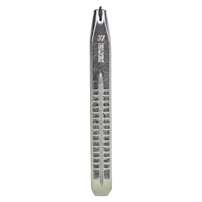 Rubi Rodel de corte de recambio Plus - 8 mm - Primer plano de un panel indicador de TIMÓN de metal con marcas horizontales para el control de la dirección.