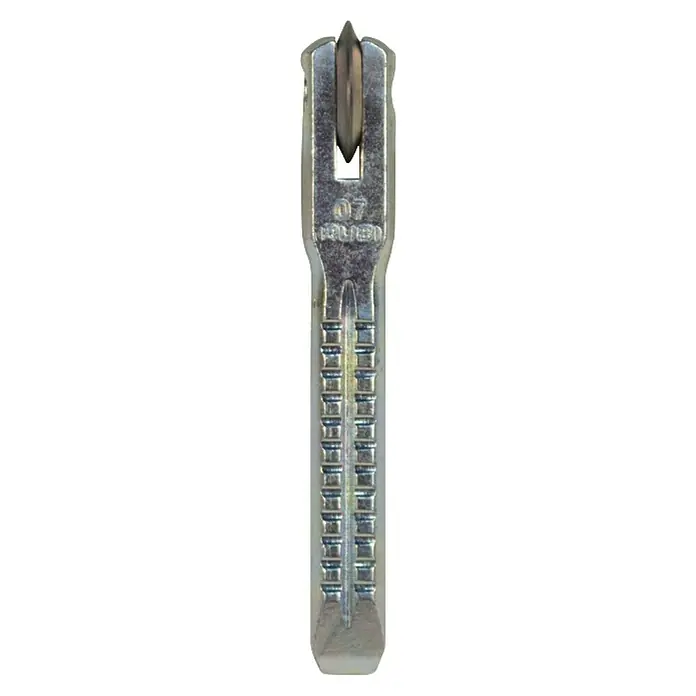 Rubi Rodel de corte de recambio - 18 mm - Primer plano de un pelador de metal con cuchilla afilada y mango estriado, ideal para pelar frutas y verduras sin esfuerzo.