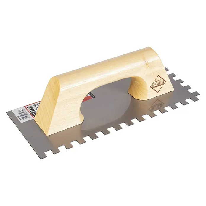 Rubi Llana dentada - 120 x 280 mm, Mango de madera, Dientes 10x10 - Primer plano de una llana dentada con mango de madera, una herramienta para trabajos de alicatado.