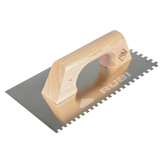 Rubi Llana dentada - 120 x 280 mm, Mango de madera, Dientes 6x6 - Primer plano de una llana RUBI con mango de madera y hoja rectangular metálica. Ideal para trabajos de alicatado y acabados.