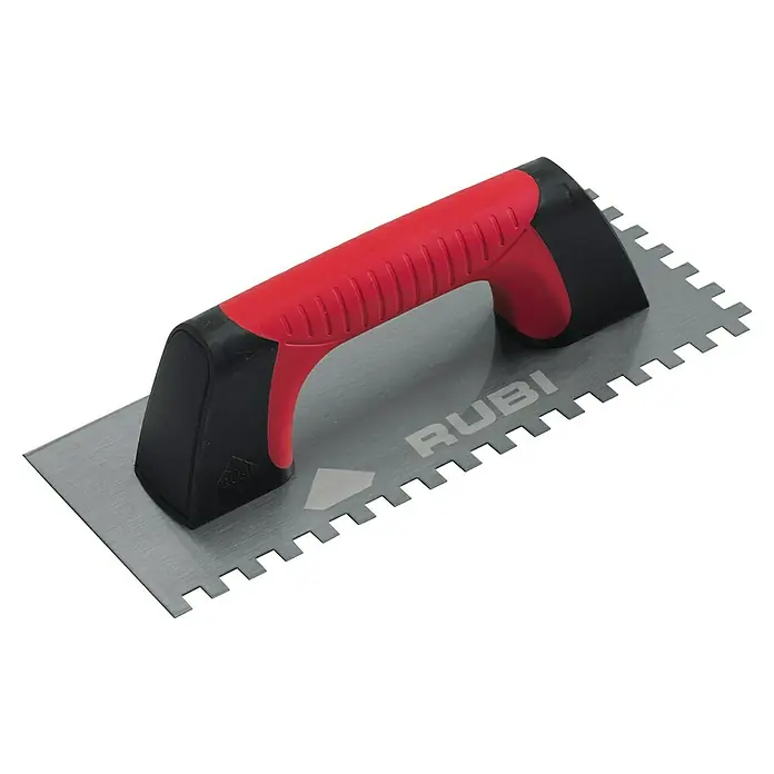 Rubi Llana dentada Rubiflex - 120 x 280 mm, Dientes 10x10, Mango bimaterial - Primer plano de una llana dentada RUBI con mango rojo, una herramienta esencial para la colocación precisa de azulejos y mosaicos.