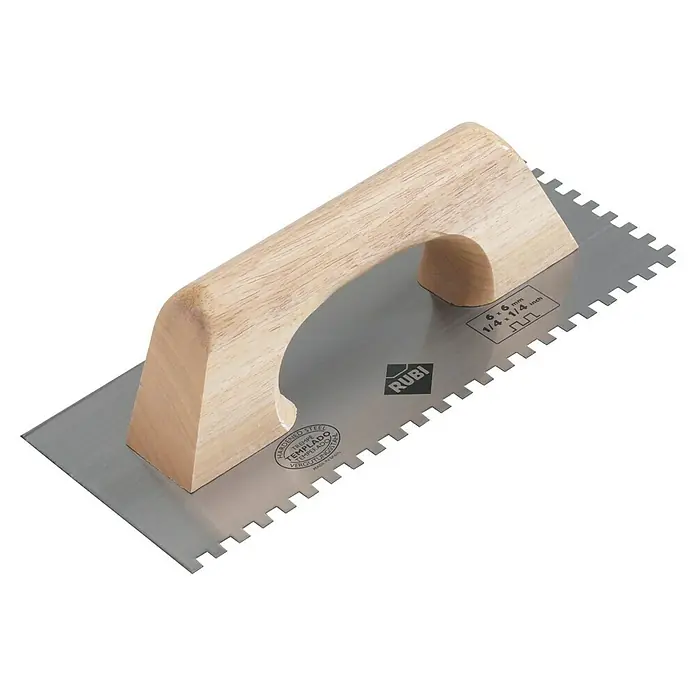 Rubi Llana dentada - 120 x 280 mm, Mango de madera, Dientes 6x6 - Primer plano de una llana dentada RUBI con mango de madera y hoja de acero inoxidable dentada.
