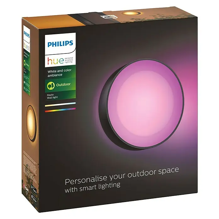 Philips Hue LED-Außenwandleuchte White & Color Ambiance Daylo - 15 W, 22 x 22 x 7,6 cm, Schwarz, IP44 - Das Bild zeigt die Verpackung einer Philips Hue Daylo Wandleuchte für den Außenbereich mit Farbwechselfunktion.