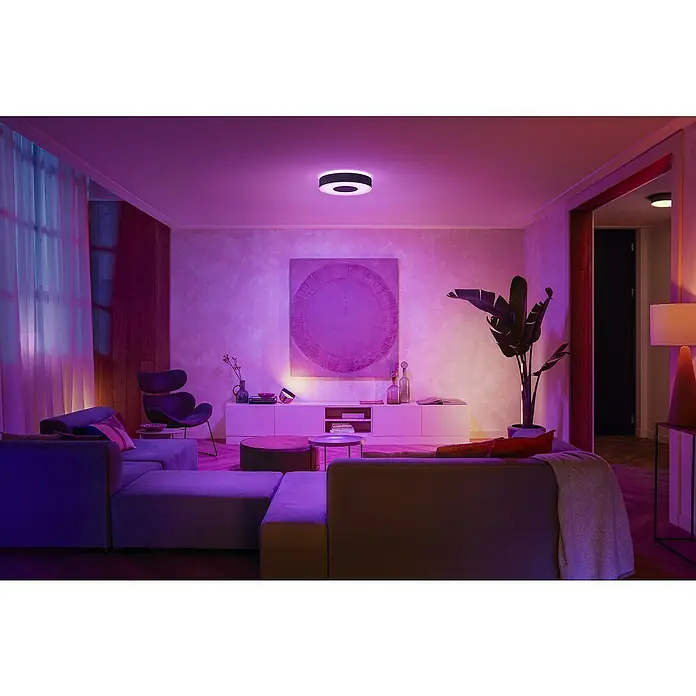 Philips Hue LED-Deckenleuchte rund White and color ambience Infuse M - Ø x H: 38,1 x 8,4 cm, RGBW - Wohnzimmer mit moderner Philips Deckenleuchte, die ein stimmungsvolles, farbiges Licht erzeugt und das Ambiente des Raumes hervorhebt.