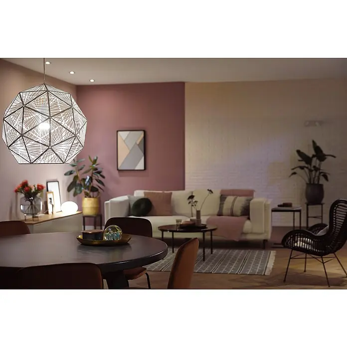 Philips Hue Smart-LED-Lampen Set White - E27, Dimmbar, Warmweiß, 806 lm, 9,5 W, 2 Stk. - Das Bild zeigt eine moderne Inneneinrichtung mit einer auffälligen geometrischen Pendelleuchte im Vordergrund.