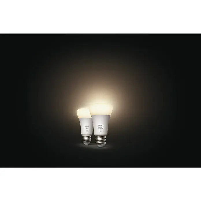 Philips Hue Smart-LED-Lampen Set White - E27, Dimmbar, Warmweiß, 806 lm, 9,5 W, 2 Stk. - Das Bild zeigt zwei leuchtende Philips Hue White 800 Glühbirnen vor einem dunklen Hintergrund, die eine warme, einladende Atmosphäre erzeugen.