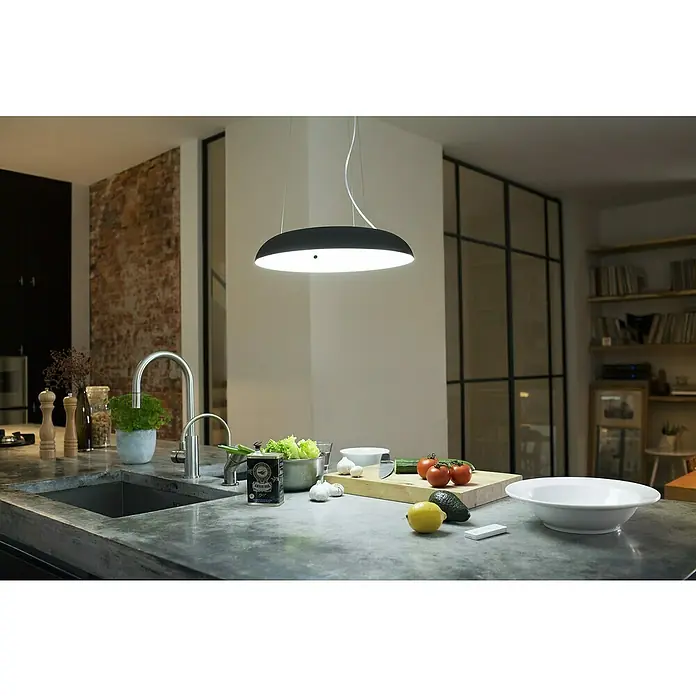Philips Hue LED-Pendelleuchte rund White Ambience Amaze - 25 W, Ø x H: 43,4 x 150 cm, Schwarz - Moderne Küche mit einer zentralen, runden Hängeleuchte, die den Küchenbereich hell ausleuchtet und einladend wirkt.