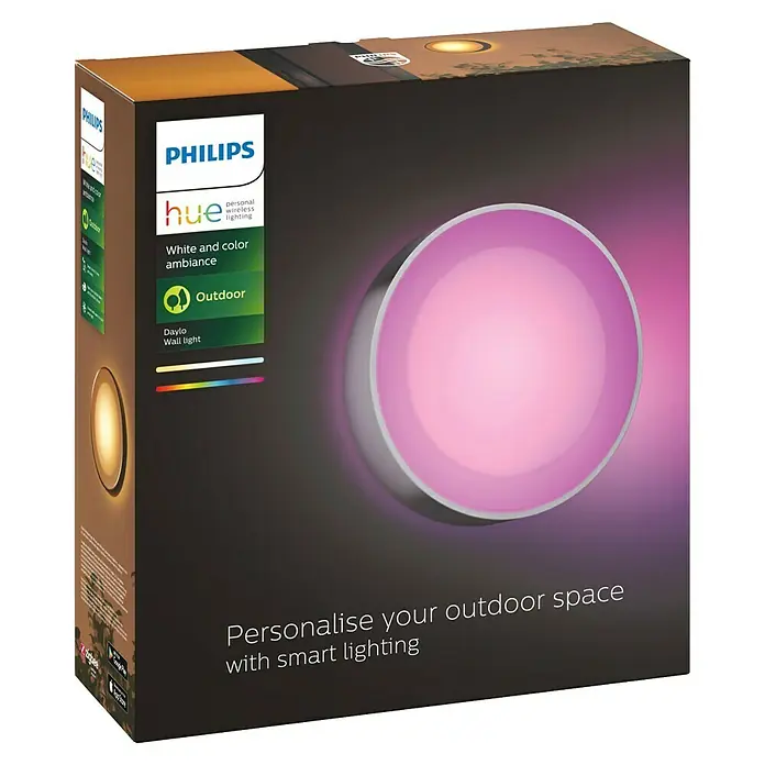 Philips Hue LED-Außenwandleuchte White & Color Ambiance Daylo - 15 W, 22 x 22 x 7,6 cm, Silber, IP44 - Eine Philips Hue Daylo Wandleuchte für den Außenbereich in der Verpackung, die intelligentes Licht für den Garten verspricht.