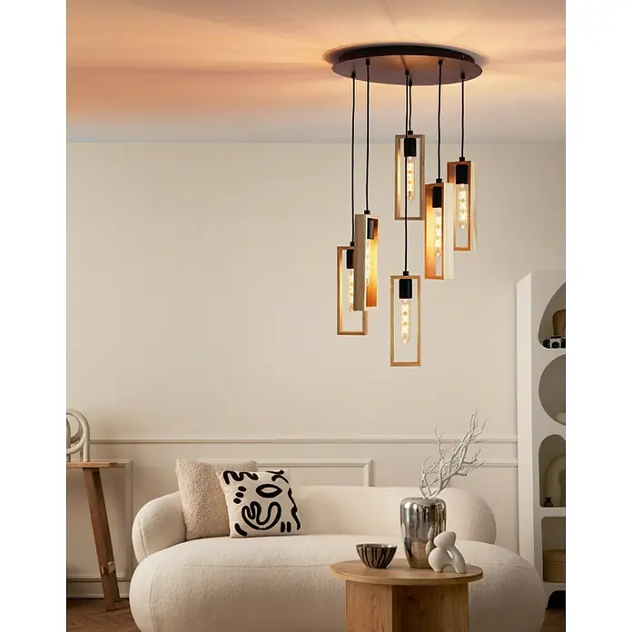 Eglo Lámpara colgante Littleton - Negro, Negro y madera - Una lámpara colgante elegante con marcos de madera y bombillas cálidas cuelga sobre una sala de estar acogedora.