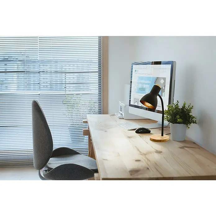 Eglo Lámpara de sobremesa Veradal - 40 W, L x An x Al: 16 x 12,5 x 49 cm, Negro, E27 - Primer plano de un escritorio con un ordenador, una lámpara y una planta de oficina, mostrando un espacio de trabajo moderno y funcional.