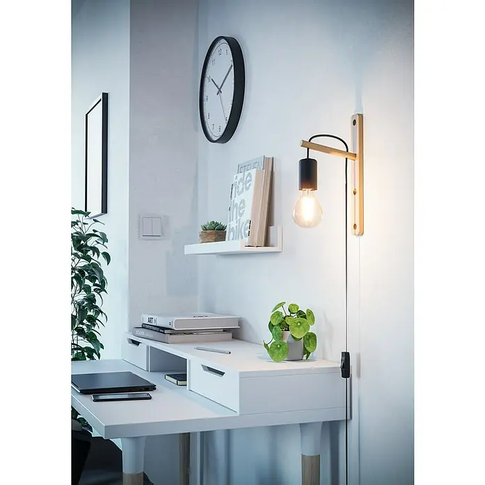 Eglo Aplique de pared Pockley - 60 W, L x Al: 45 x 29,5 cm, Marrón, E27 - Elegante lámpara de pared con luz cálida montada sobre un moderno escritorio blanco con elementos decorativos.