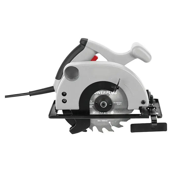 PowerPlus Sierra circular de mano POWC2020 - 800 W, Diámetro hoja de sierra: 140 mm, Profundidad de corte a 90 °: 45 mm - La imagen muestra una sierra circular Powerplus, diseñada para trabajar la madera. La sierra tiene una carcasa gris y un mango negro.