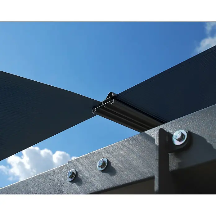 Palram – Canopia Carport Arcadia 4300 - Außenmaß inkl. Dachüberstand (B x T): 3,59 x 4,35 m, Doppelcarport, Grau - Nahaufnahme einer modernen Terrassenüberdachung mit grauen Lamellen und silbernen Schrauben vor blauem Himmel.