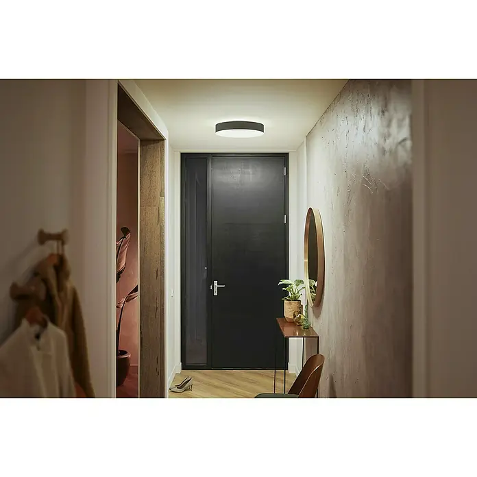 Philips Hue LED-Deckenleuchte rund White Ambience Enrave M - 19 W, Ø x H: 38,1 x 8,4 cm, Schwarz, Kaltweiß - Einladender Flur mit stilvoller Deckenleuchte, Spiegel und Konsole. Die Beleuchtung setzt elegante Akzente im Raum.