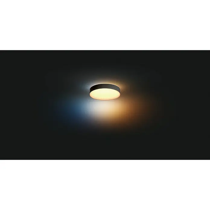 Philips Hue LED-Deckenleuchte rund White Ambience Enrave M - 19 W, Ø x H: 38,1 x 8,4 cm, Schwarz, Kaltweiß - Eine runde LED-Deckenleuchte mit dunklem Rand strahlt helles Licht in einem dunklen Raum aus.