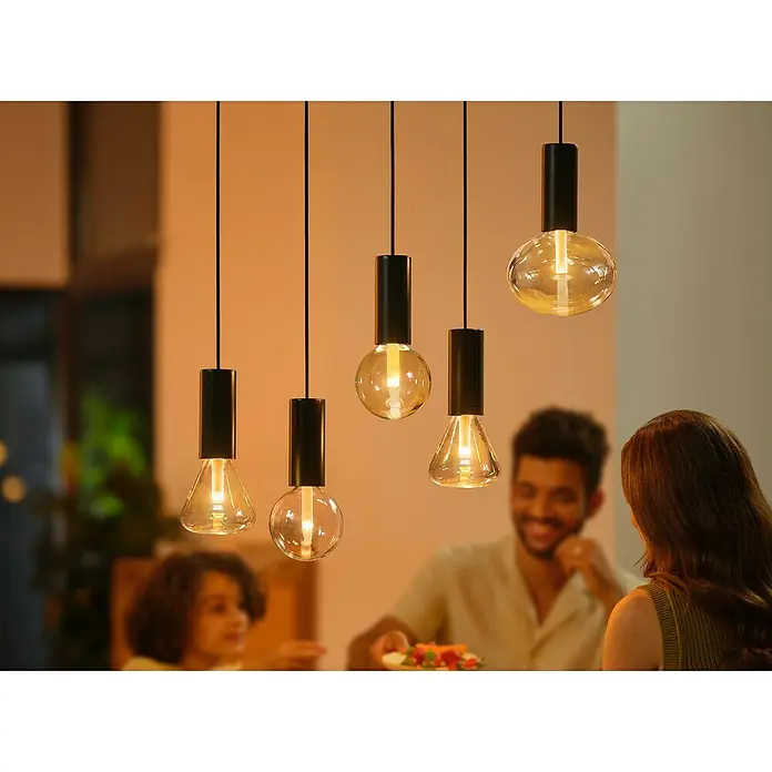 Philips Hue Pendelleuchte Kordel - E27, 1.500 mm - Pendelleuchten mit schwarzen Fassungen und verschiedenen Glühbirnenformen, die ein warmes Licht verbreiten.