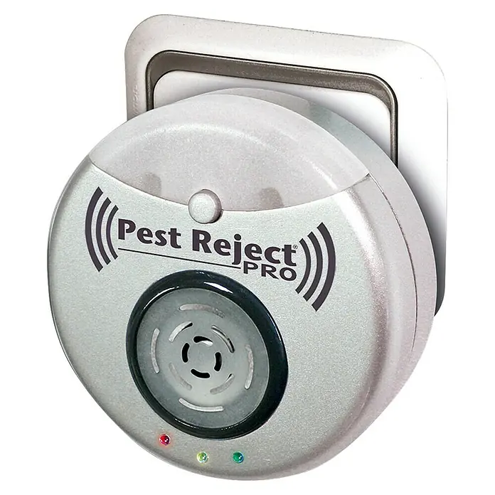 Insektenvernichter Pest Reject Pro V2 - 3,2 W, Wirkungsbereich: 200 m² - Nahaufnahme eines Pest Reject Pro Schädlingsbekämpfers, der an eine Steckdose angeschlossen ist.