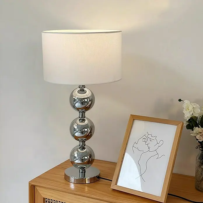 Lámpara de sobremesa Cristal - 40 W, L x An x Al: 33 x 33 x 61 cm, Blanco, E27 - Elegante lámpara de mesa con esferas cromadas y pantalla blanca. Perfecta para interiores modernos, ofreciendo una luz agradable.
